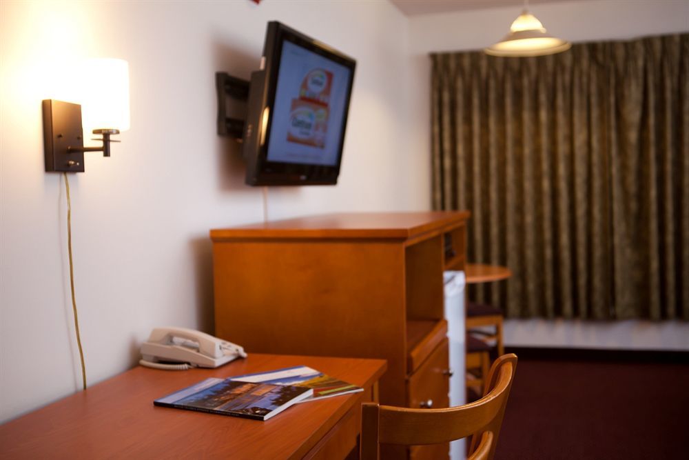 Maverick Motor Inn And Waterslide Kamloops Esterno foto